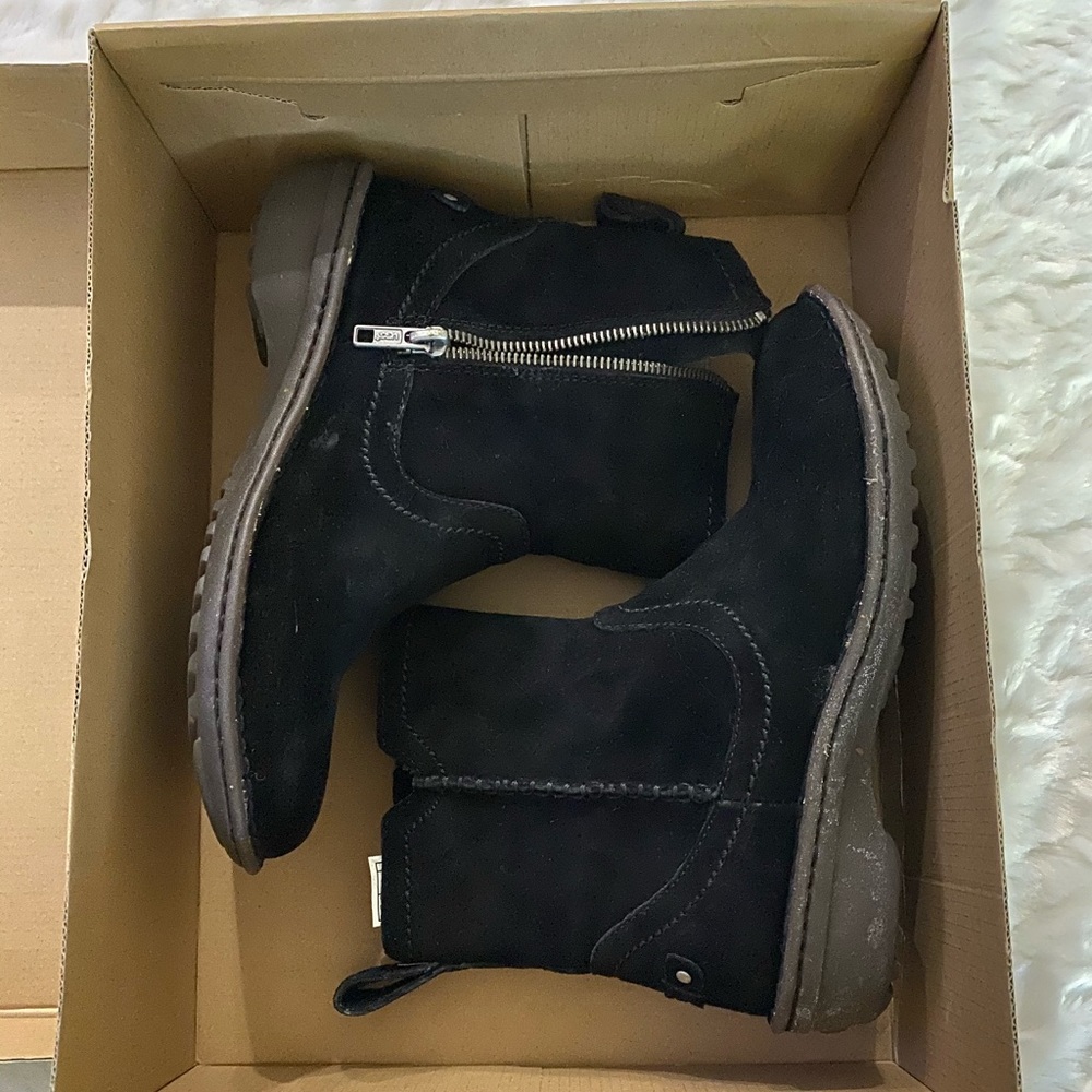Ugh Neevah Bootie size 6 - Picture 4 of 8